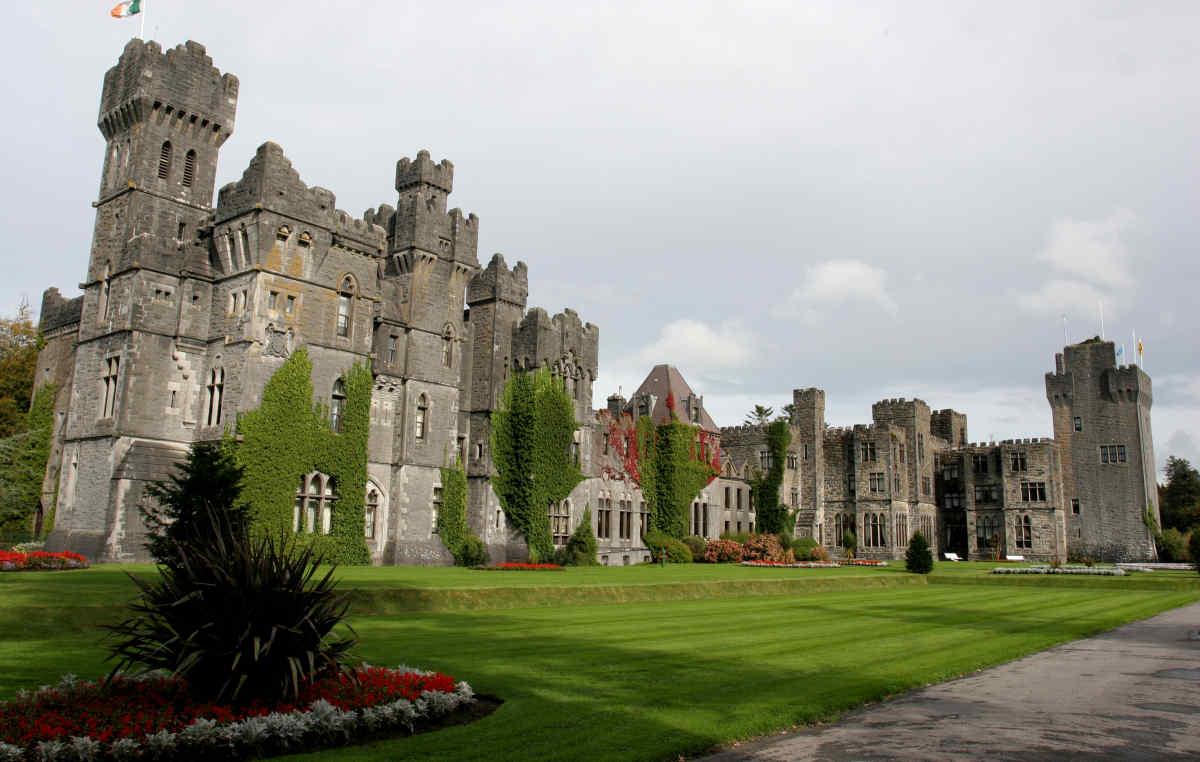 Experience Ireland’s Natural Wonders: Castle Tour Vacation Packages for Outdoor Enthusiasts